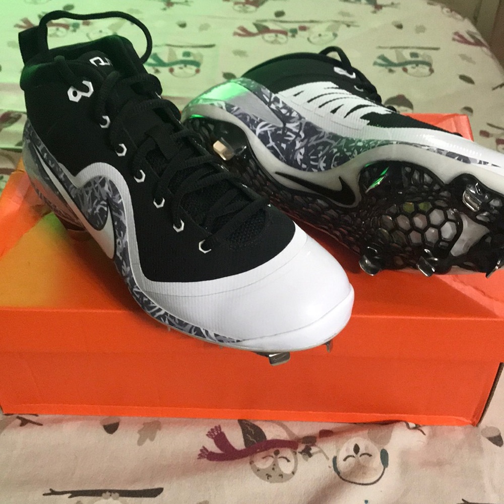 Baseball cleats